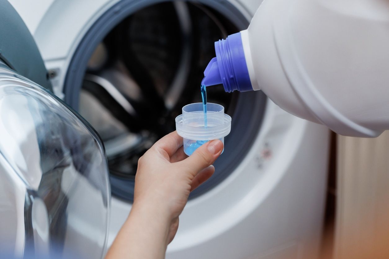 Measuring laundry detergent for washing machine – how much laundry detergent to use correctly.